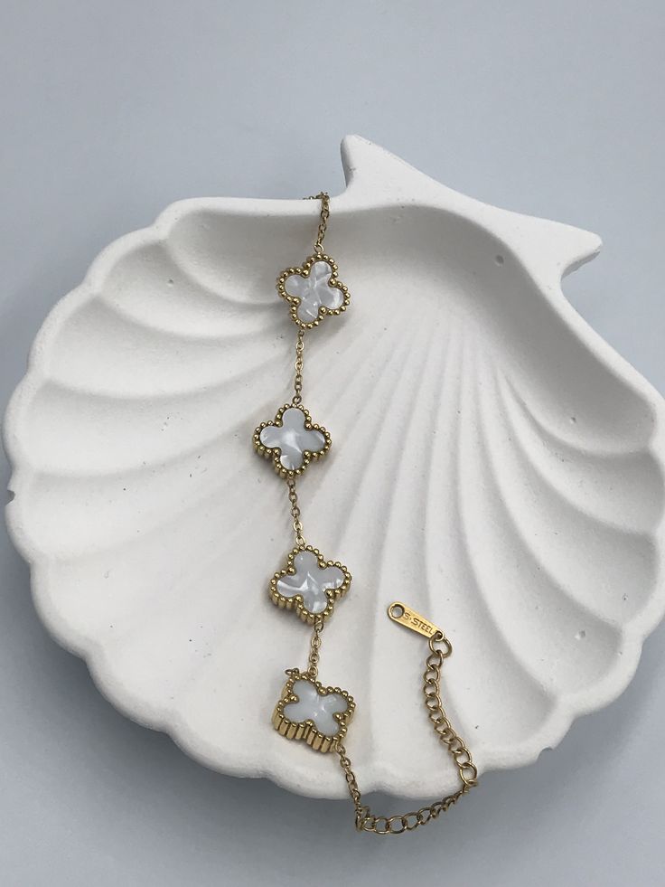 Elegant Gold-Plated Clover Flower Bracelet